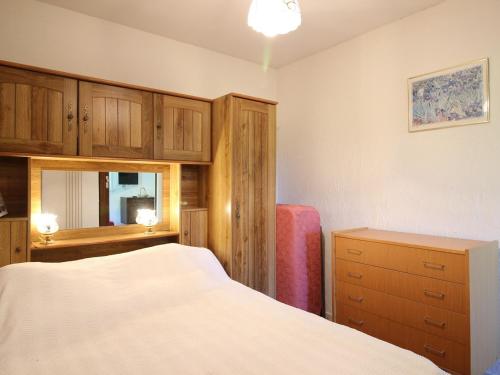 Postel nebo postele na pokoji v ubytování Mont-Dore T2 avec Balcon et Garage Privé - FR-1-608-133