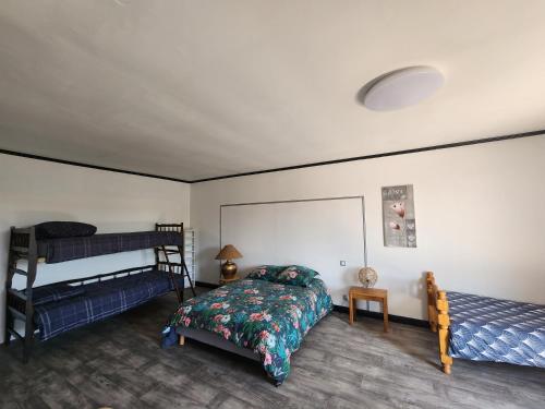 - une chambre avec 2 lits superposés et un lit sidx sidx dans l'établissement Maison de campagne dans le vignoble champenois, à Le Breuil