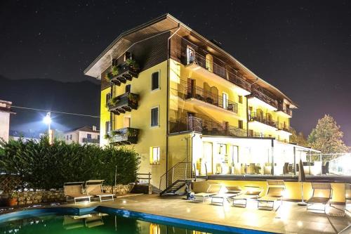 Bazén v ubytování Albergo Mezzolago nebo v jeho okolí