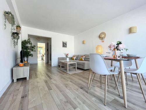 un salon avec une table, des chaises et un canapé dans l'établissement Comfortable apartment with parking - Antibes Riviera, à Antibes