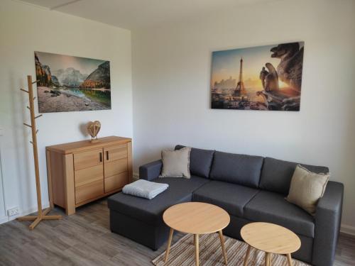 - un salon avec un canapé et une table dans l'établissement Gästewohnung in Hohenstein-Ernstthal, à Hohenstein-Ernstthal