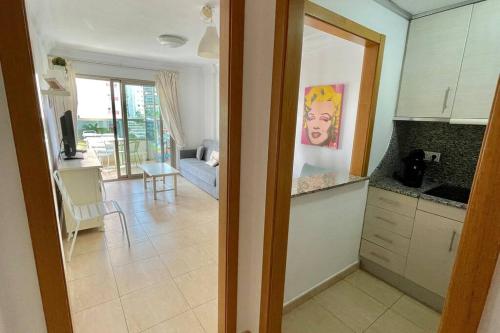 pokój z kuchnią i salonem w obiekcie Buena vista, apartamento en la playa Finestrat w mieście Cala de Finestrat