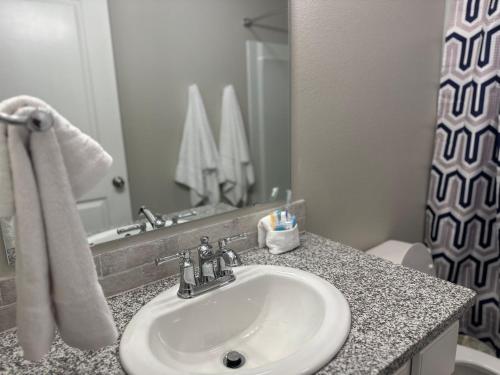 Bathroom sa Brand New Cute Home in Odessa near Midland