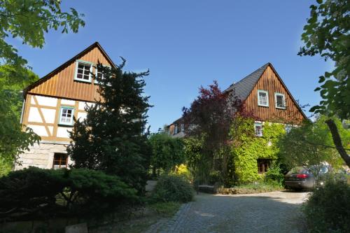 Kleingießhübel的住宿－No.5 - Ferienwohnung Schkade，街道中央的房子