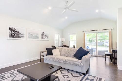 Gallery image of Luxurious Hamptons House with Heated Pool & Grill in Hampton Bays