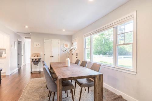Gallery image of Luxurious Hamptons House with Heated Pool & Grill in Hampton Bays