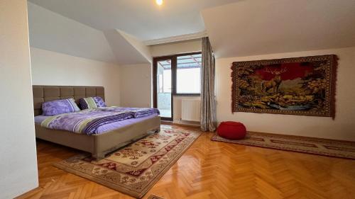 1 dormitorio con 1 cama y una pintura en la pared en Large Duplex Penthouse - 5 Rooms - 2 Bathrooms - SeaView - Hagia Sophia en Trebisonda
