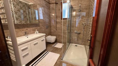 y baño con aseo, lavabo y ducha. en Large Duplex Penthouse - 5 Rooms - 2 Bathrooms - SeaView - Hagia Sophia en Trebisonda