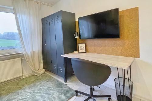 Et tv og/eller underholdning på Ruhiges Naturparadies für 4 mit Küche Schreibtisch und Boxbett