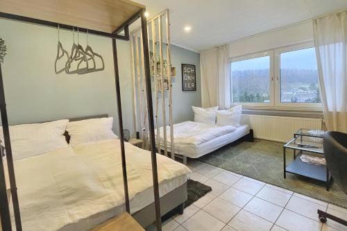 En eller flere senge i et værelse på Ruhiges Naturparadies für 4 mit Küche Schreibtisch und Boxbett