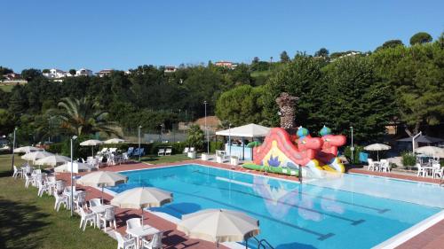 een zwembad met een glijbaan en een waterpark bij Villetta cod. 454 Taunus Vacanze in Numana