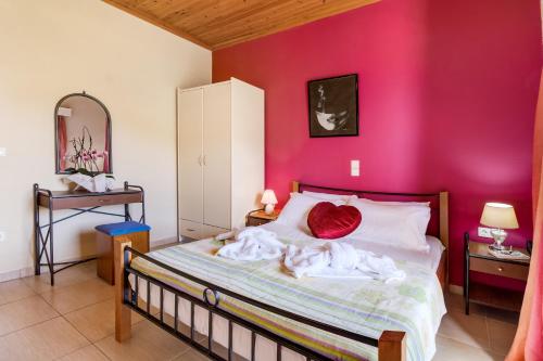 a bedroom with a bed with a pink wall at Apartment Iole in Póndi