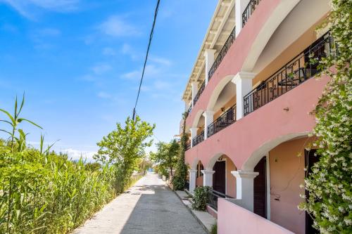 an empty street in front of a pink building at Apartment Iole in Póndi