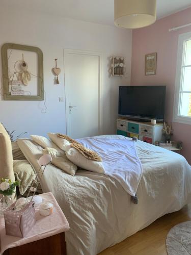 Postel nebo postele na pokoji v ubytování Chambre chaleureuse prox circuit