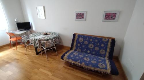 een woonkamer met een stoel en een tafel met een bureau bij Centro e porto in Livorno