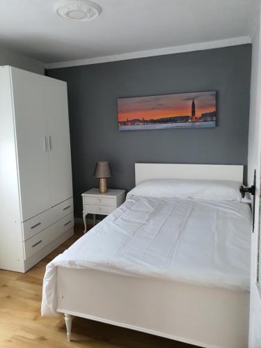 ein Schlafzimmer mit einem weißen Bett und einer weißen Kommode in der Unterkunft Casa Manuel in Toldaos