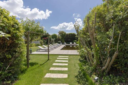 a row of white benches in a park at Le Chat Botté in Saint-Clément-des-Baleines