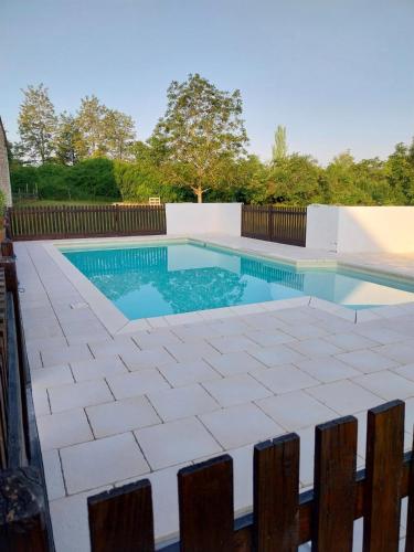 - une piscine dans une arrière-cour avec une clôture dans l'établissement Le Domaine de Bella, à Dangé