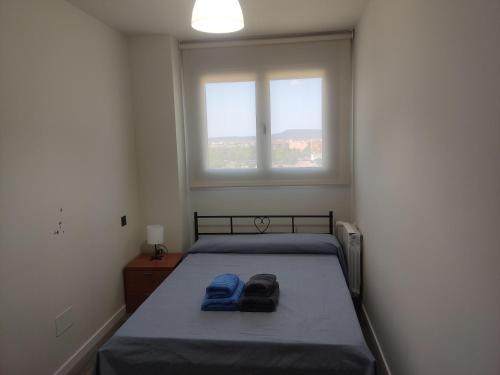 um quarto com uma cama com duas toalhas em WANDA Patrimonio parking gratis LICENCIA TURISTICA VT-13975 em Alcalá de Henares