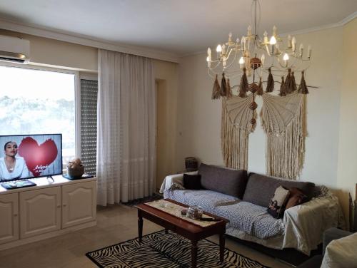 sala de estar con sofá y TV en Seaview to Olympus, sunny, cosy apartment en Néa Michanióna