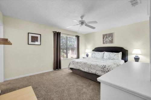 a bedroom with a bed and a ceiling fan at Regal Palms Lovely 3 Br Sleeps 8mins To Disney in Davenport