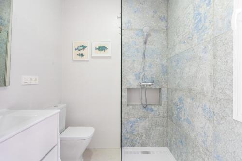 uma casa de banho com um WC e um chuveiro em Expoholidays- Apartamento Federico García Lorca em Almeria