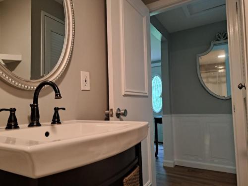 uma casa de banho com um lavatório branco e um espelho. em A privately located home/ newly renovated on National Forest a one of a kind. em Conway
