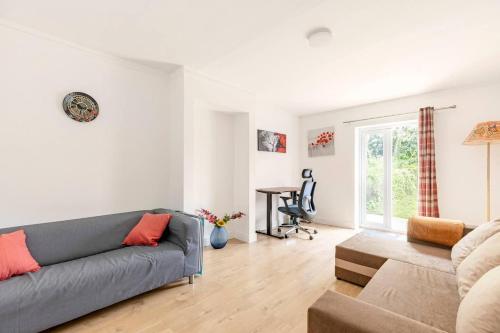 sala de estar con sofá y mesa en Spacious 3-Bed House with car park near Heathrow, en Hounslow