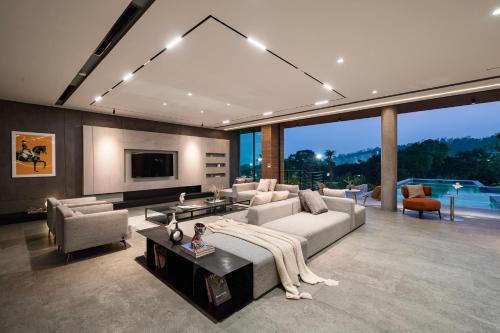 a large living room with a couch and a tv at Moon Villa C27 Tam Đảo Golf & Resort Biệt thự 7 phòng ngủ rộng 1300m2 trong sân Golf Tam Đảo in Tam Ðảo