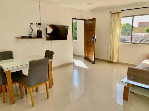 ein Wohnzimmer mit einem Tisch, Stühlen und einem Sofa in der Unterkunft Hermoso apartamento en el corazon del carnaval in Barranquilla