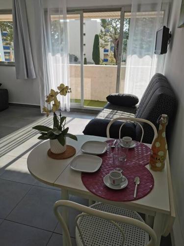 une table et des chaises dans un salon dans l'établissement Grand studio calme bien situé, à Cagnes-sur-Mer