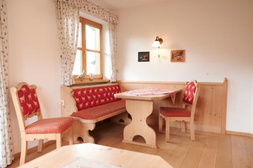 um quarto com uma mesa e cadeiras e uma janela em Haus Lofertal em Reit im Winkl
