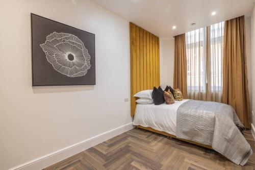 1 dormitorio con 1 cama y una foto en la pared en The Pocklington - The Guild Suite en Leicester