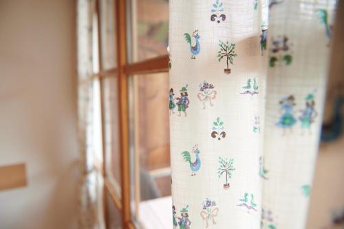 uma cortina com uma janela com uma cortina com em Haus Lofertal em Reit im Winkl