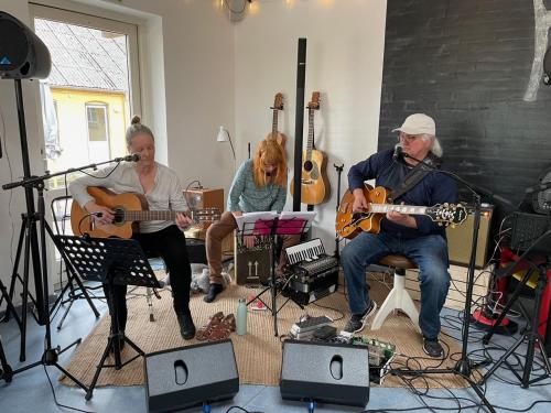 a group of people in a room playing music at Room 7 - Hawkraft kulturhotel in Vestervig