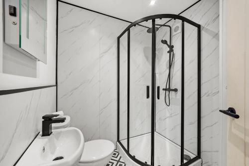 een badkamer met een douche, een toilet en een wastafel bij New York Living in Yorkshire - Sleeps 4 in Castleford
