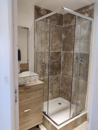 une salle de bain avec douche et lavabo dans l'établissement Domaine Bastide Blanche, à Gréoux-les-Bains