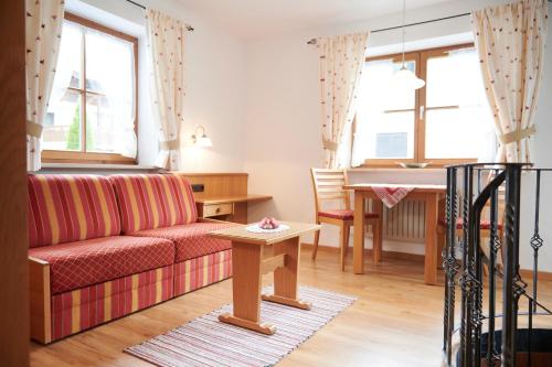 ein Wohnzimmer mit einem Sofa und einem Tisch in der Unterkunft Haus Sonnwies in Reit im Winkl