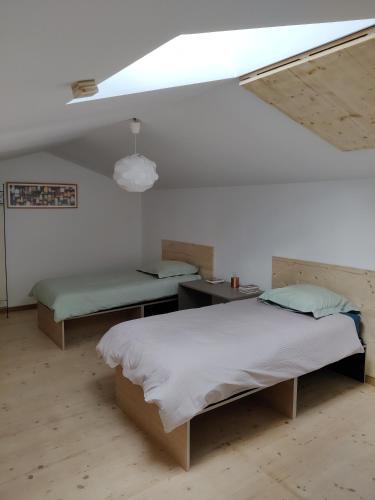 - 2 lits dans une chambre blanche avec plafond dans l'établissement Domaine Bastide Blanche, à Gréoux-les-Bains