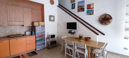 Kuchyň nebo kuchyňský kout v ubytování Villetta con giardino immersa nel verde a 150mt dal mare