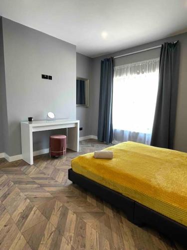 um quarto com uma cama, uma secretária e uma janela em Modern and spacious house with Hot Tub em Lincolnshire