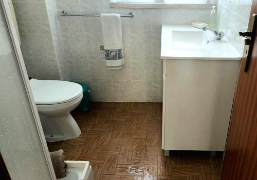 een badkamer met een toilet en een wastafel bij Casa da Costureira in Olival
