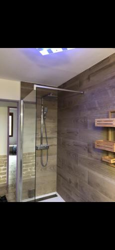 a bathroom with a shower with a wooden wall at Magnifique Haut de Villa piscine et BBQ proche Cassis, La Ciotat, Circuit Castellet in Cuges-les-Pins