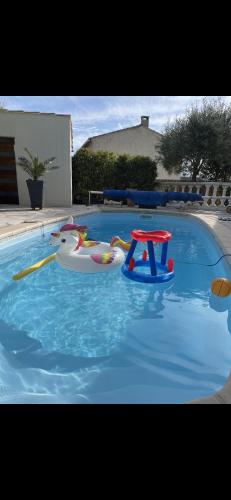- une piscine avec 2 jouets gonflables dans l'établissement Magnifique Haut de Villa piscine et BBQ proche Cassis, La Ciotat, Circuit Castellet, à Cuges-les-Pins
