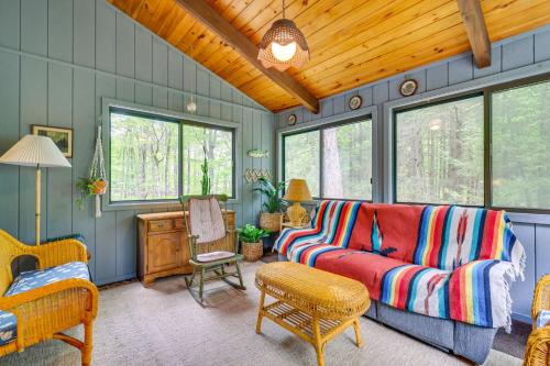 Χώρος καθιστικού στο Traditional Blakeslee Chalet Deck and Lake Access!