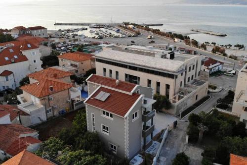 eine Luftansicht einer Stadt mit Gebäuden und Wasser in der Unterkunft Daphne Luxe Retreat -Sea View-King size bed- in Supetar