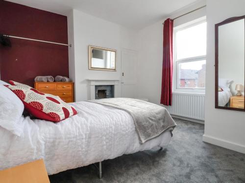sypialnia z dużym łóżkiem i oknem w obiekcie Oneofour w mieście Chester