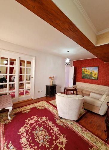 sala de estar con sofá y alfombra en Apartmani M br5, en Topola