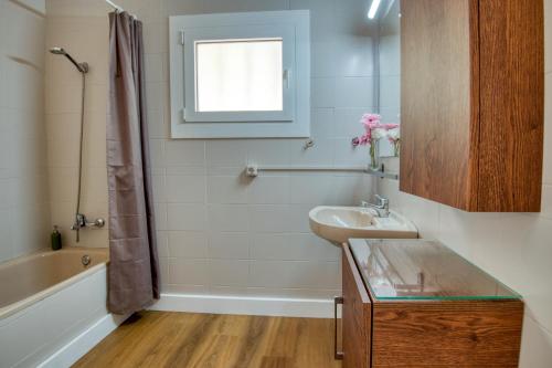 un baño con lavabo y bañera en Bon Repos, en Pals