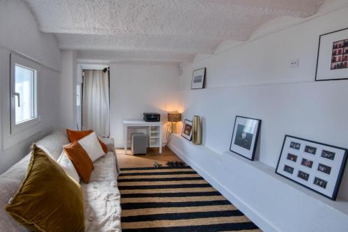 sala de estar blanca con sofá y ventana en Bon Repos, en Pals